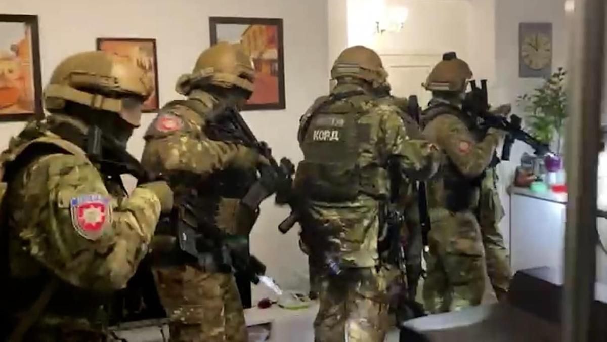 Под Киевом иностранец выставил жену с ребенком на мороз и взял в заложники дочь Под Киевом иностранец выставил жену с ребенком на мороз и взял в заложники дочь