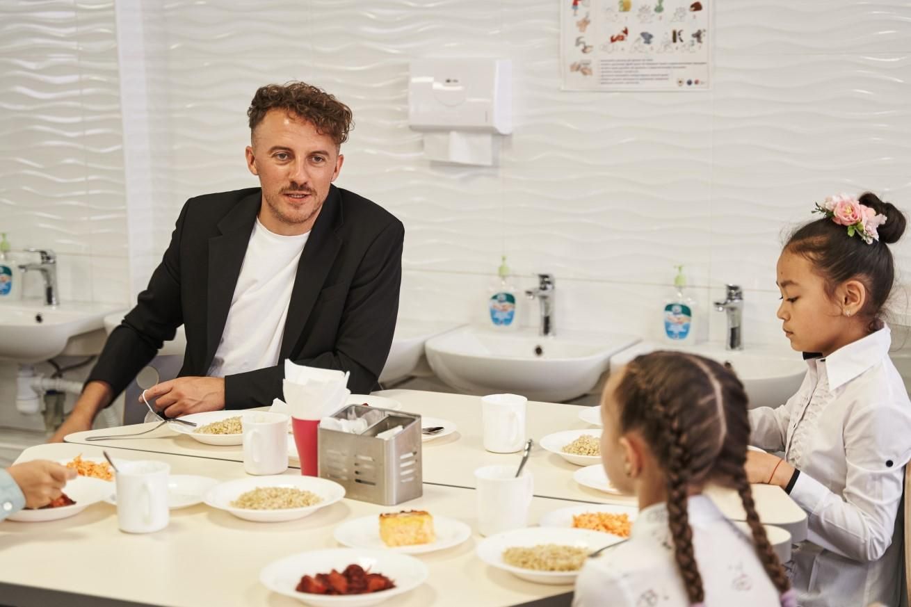 Клопотенко розробляє 340 нових страв для шкільного меню: коли вони з'являться в їдальнях - Україна новини - Освіта