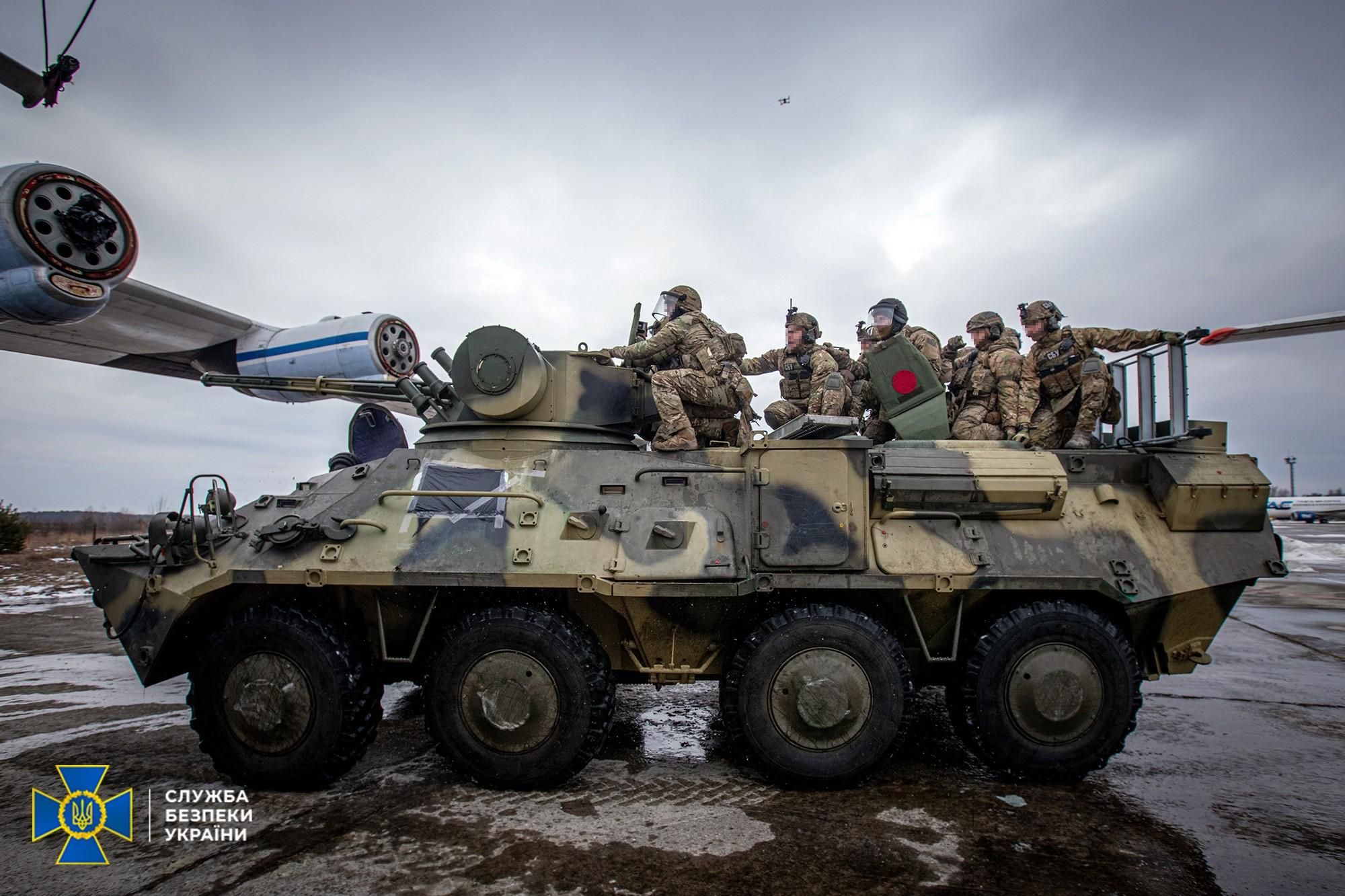 СБУ під час навчань знешкодила "терористів", які захопили літак: вражаючі фото та відео - Україна новини - 24 Канал СБУ під час навчань знешкодила "терористів", які захопили літак: вражаючі фото та відео - Україна новини - 24 Канал