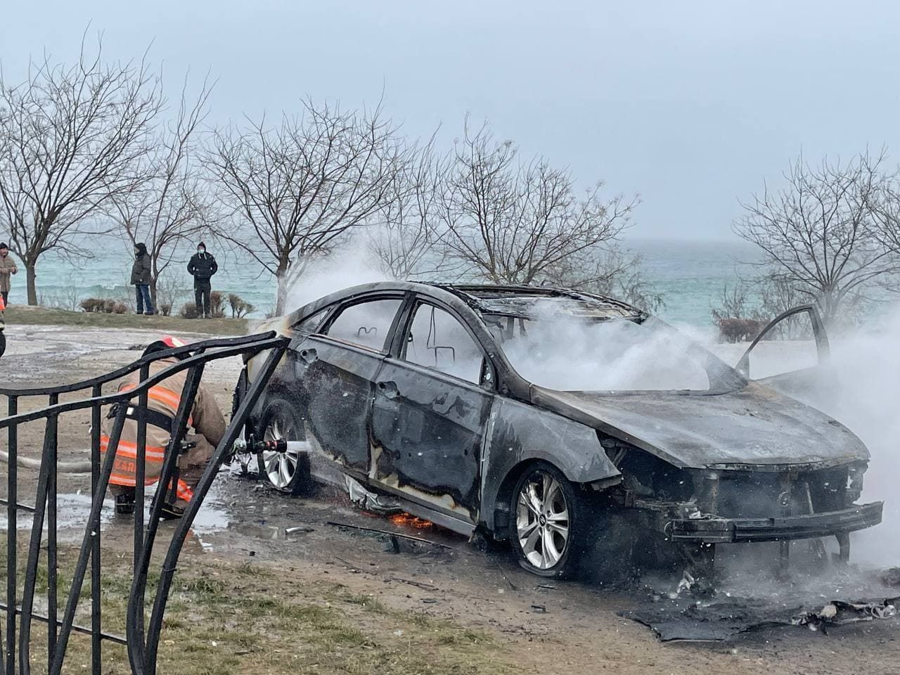 Під Одесою озброєний чоловік спалив автомобіль і зняв пожежу на телефон: шокуючі записи - Одеса