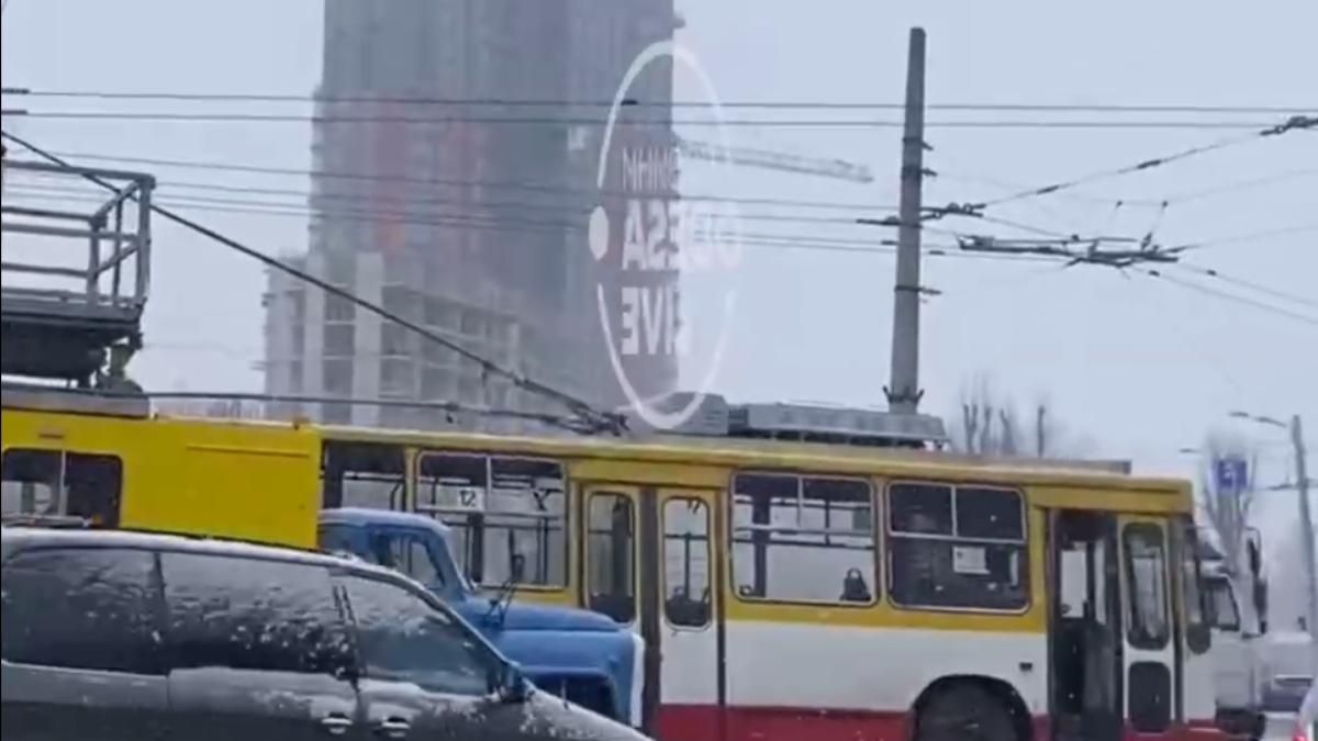 Транспортний колапс в Одесі: негода спровокувала ДТП і поломки тролейбусів - Одеса