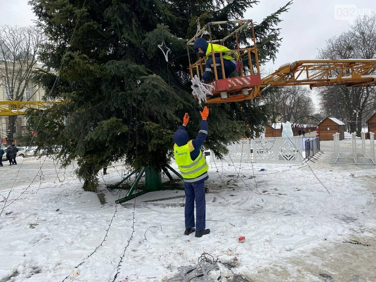 Во Львове разобрали главную елку: фото с центра города Во Львове разобрали главную елку: фото с центра города