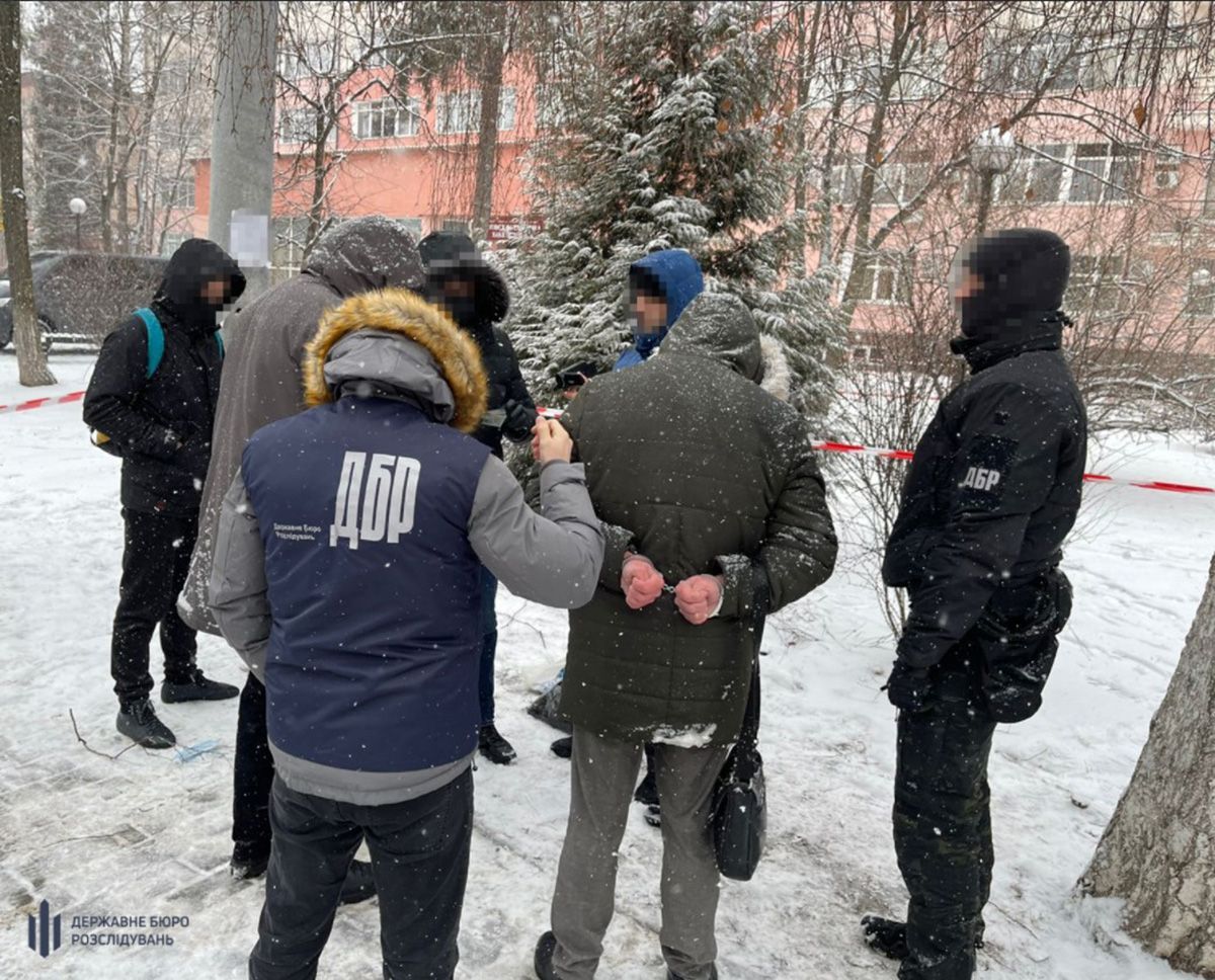 Воспользовался служебным положением: полицейского на Прикарпатье разоблачили на взятке