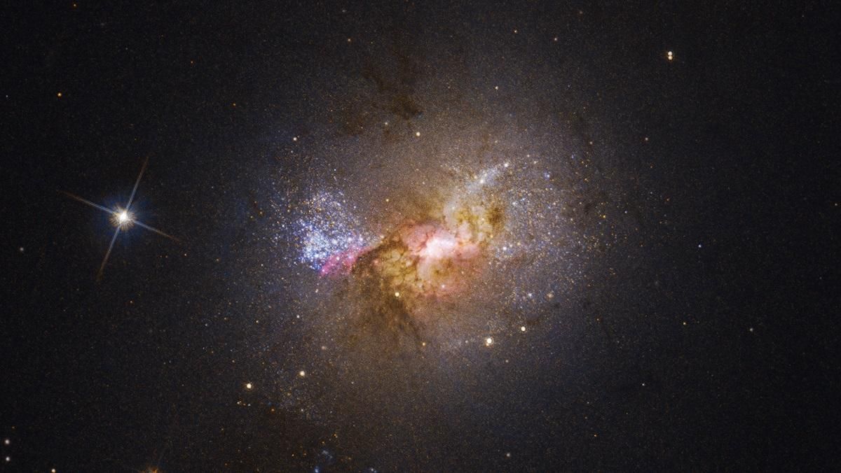 В карликовой галактике обнаружили черную дыру, которая рождает молодые звезды