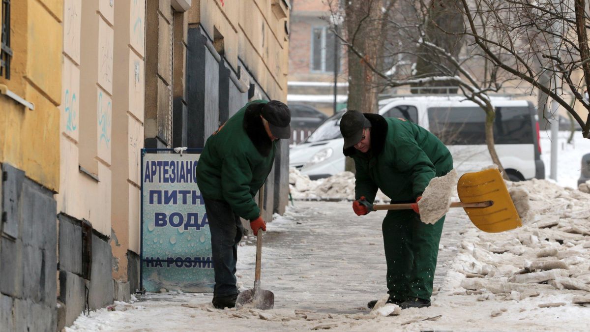 Українські двірники заробляють більше за чиновників