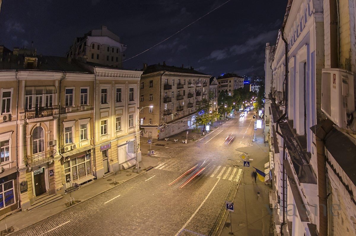 Приготовиться к катку: на Прорезной из-за прорыва в канализации разлилась "река" Приготовиться к катку: на Прорезной из-за прорыва в канализации разлилась "река"