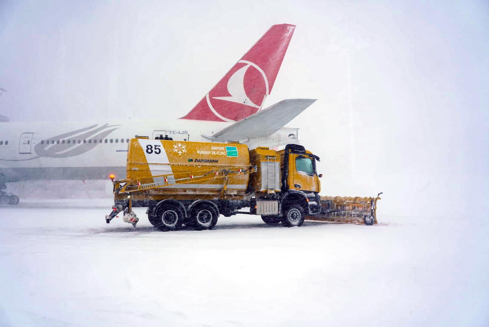 Снегопад парализовал работу аэропорта в Стамбуле: украинцы застряли в Болгарии
