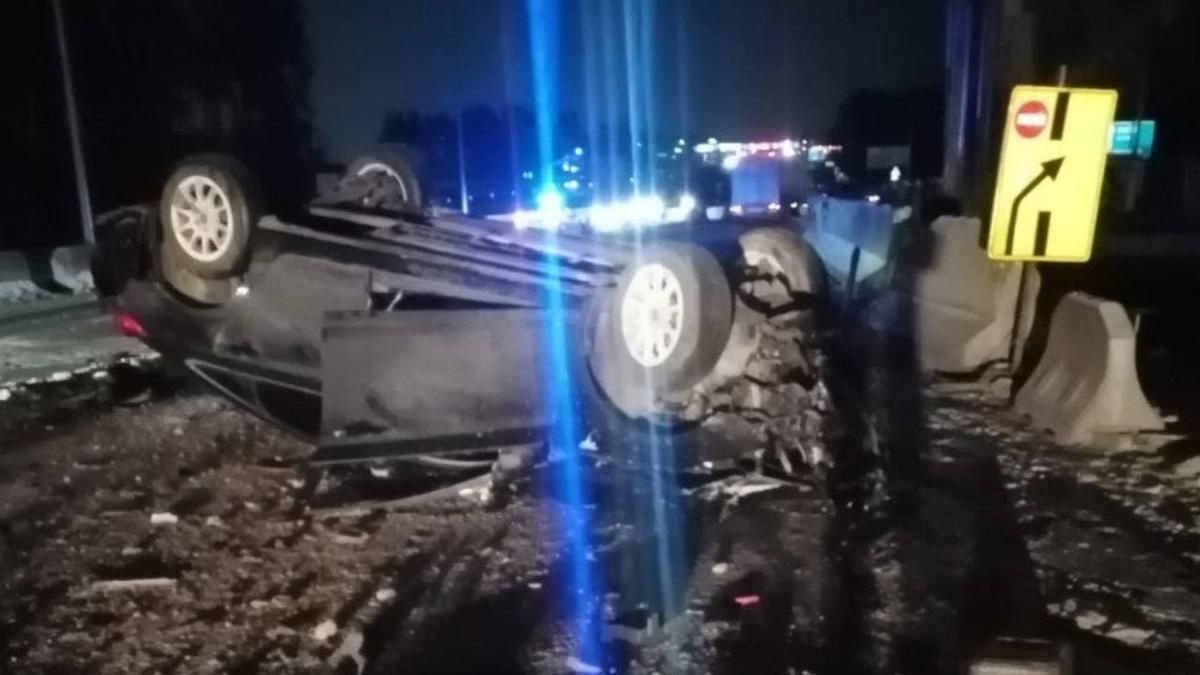 Під Києвом водій Toyota на швидкості влетів у відбійник та перекинувся - Київ Під Києвом водій Toyota на швидкості влетів у відбійник та перекинувся - Київ