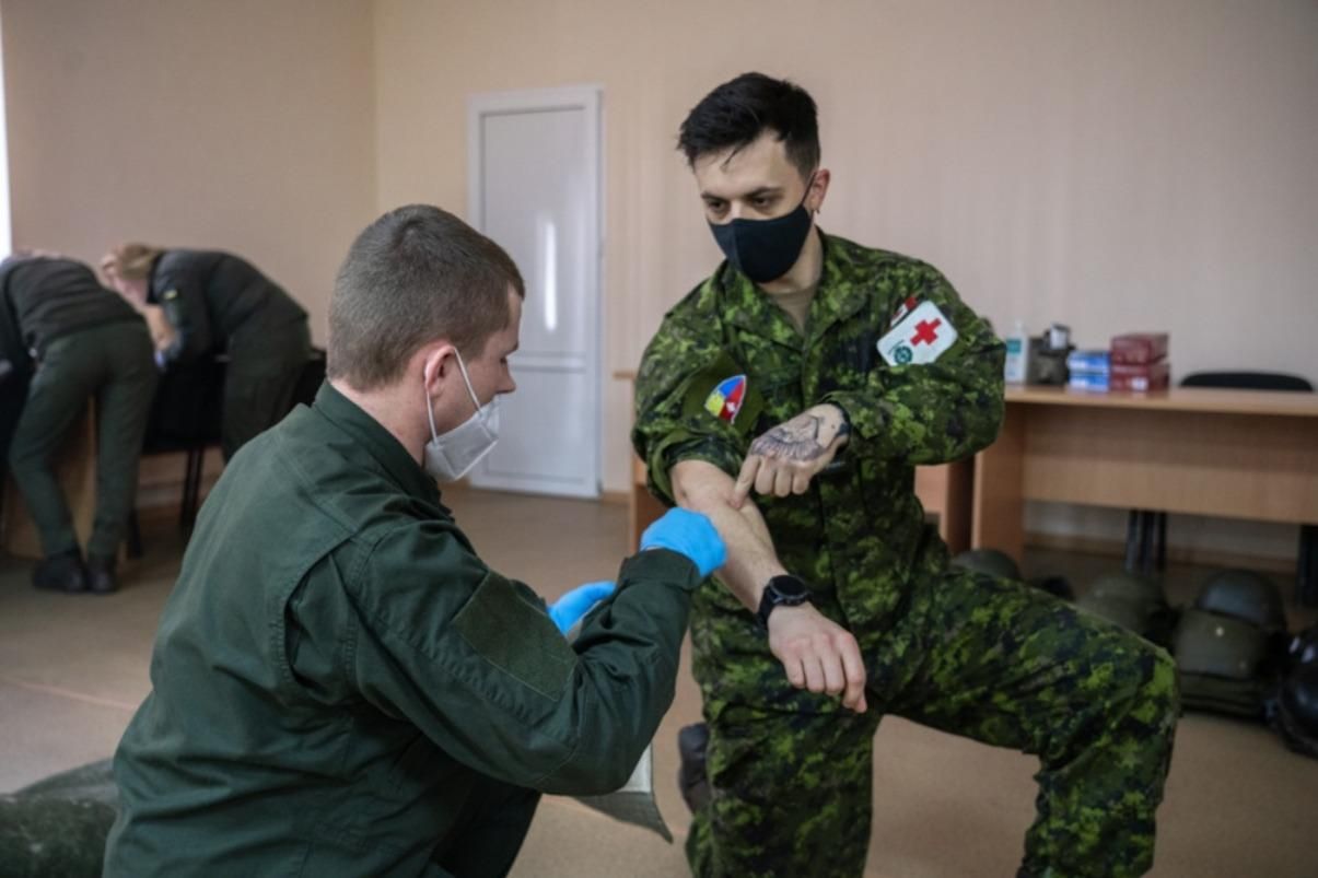 Нацгвардія розпочала підготовку бойових медиків: фото з інструктажу - Україна новини - 24 Канал