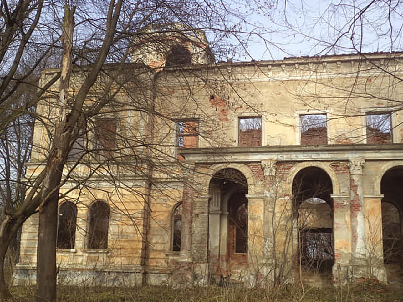 Всього за 1 гривню: на Львівщині продають залишки палацу XVIII століття