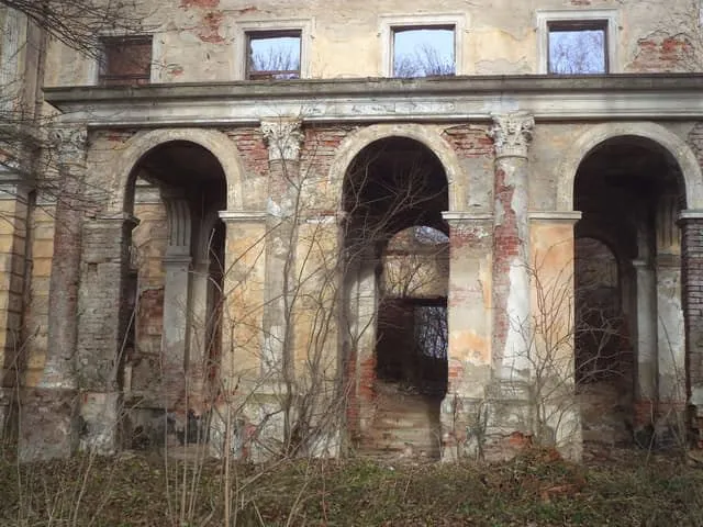У Львівській області продають залишки палацу лише за 1 гривню У Львівській області продають залишки палацу лише за 1 гривню