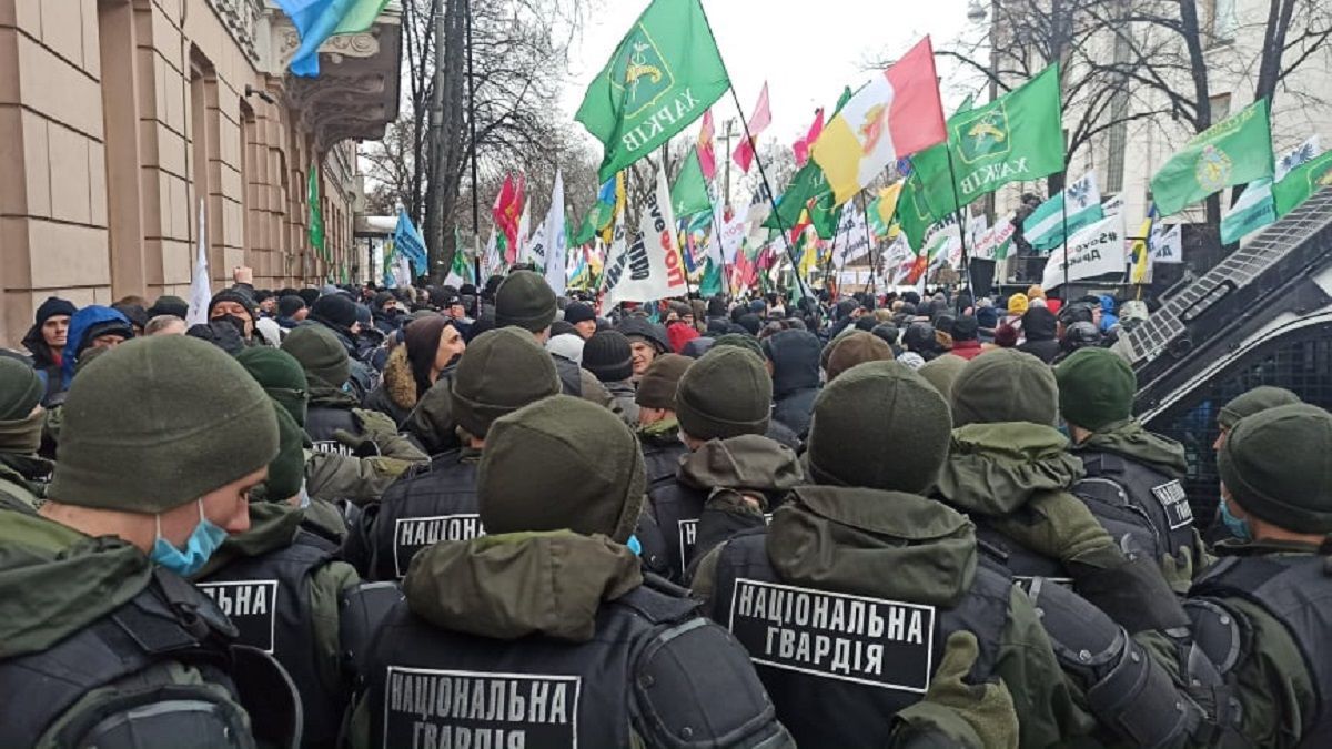 Во время акции протеста ФЛП под Радой произошли столкновения: полиция начала задерживать людей