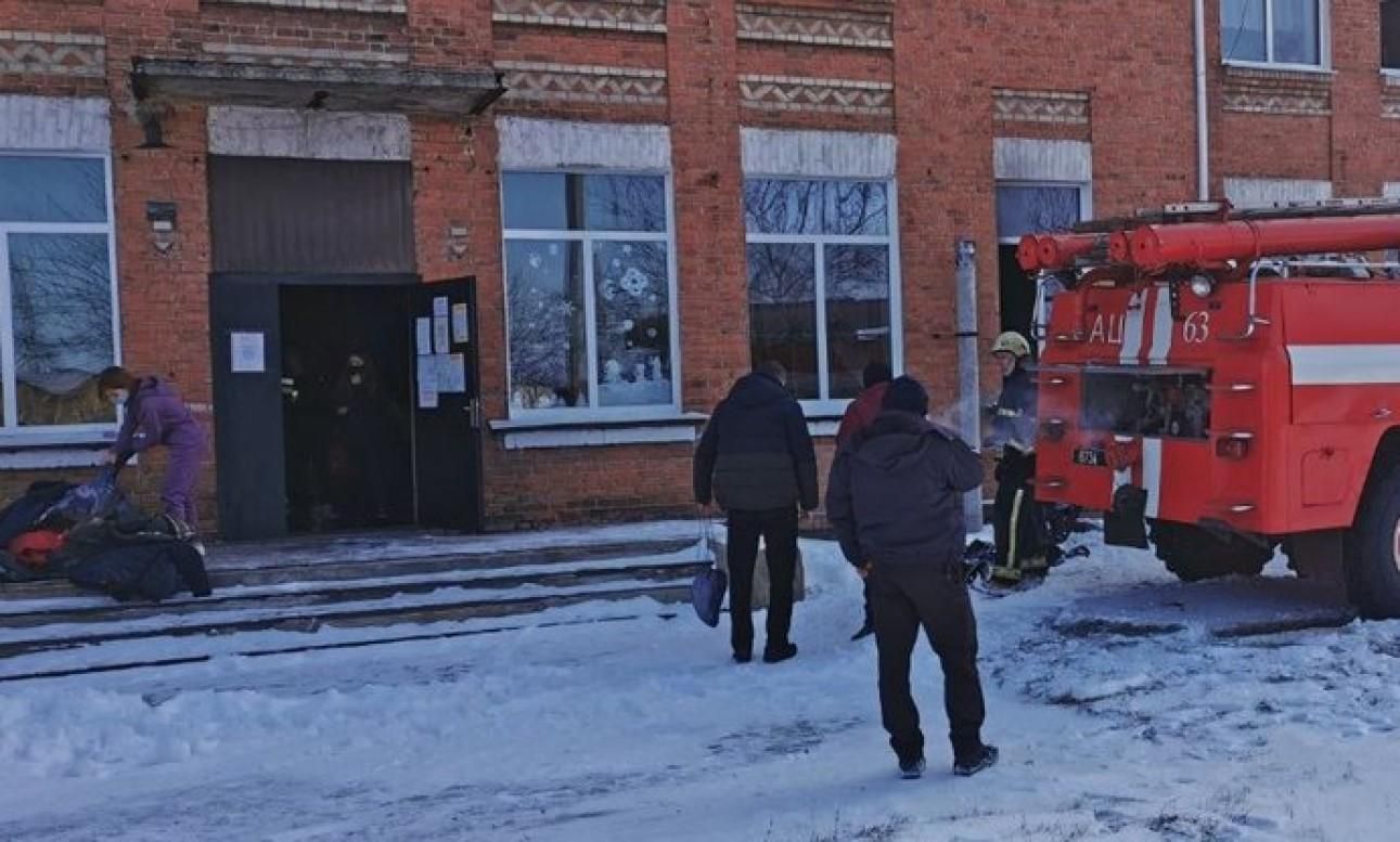 В школе на Харьковщине загорелась одежда в раздевалке: учеников и учителей эвакуировали - Учеба