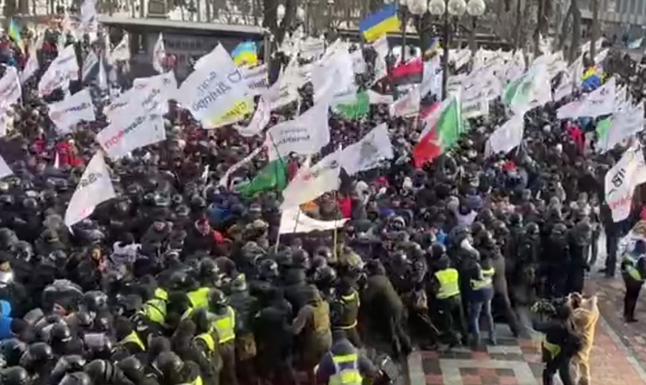 ФОПи під Радою намагаються штурмувати Раду: їх відтісняють правоохоронці - Головні новини - 24 Канал