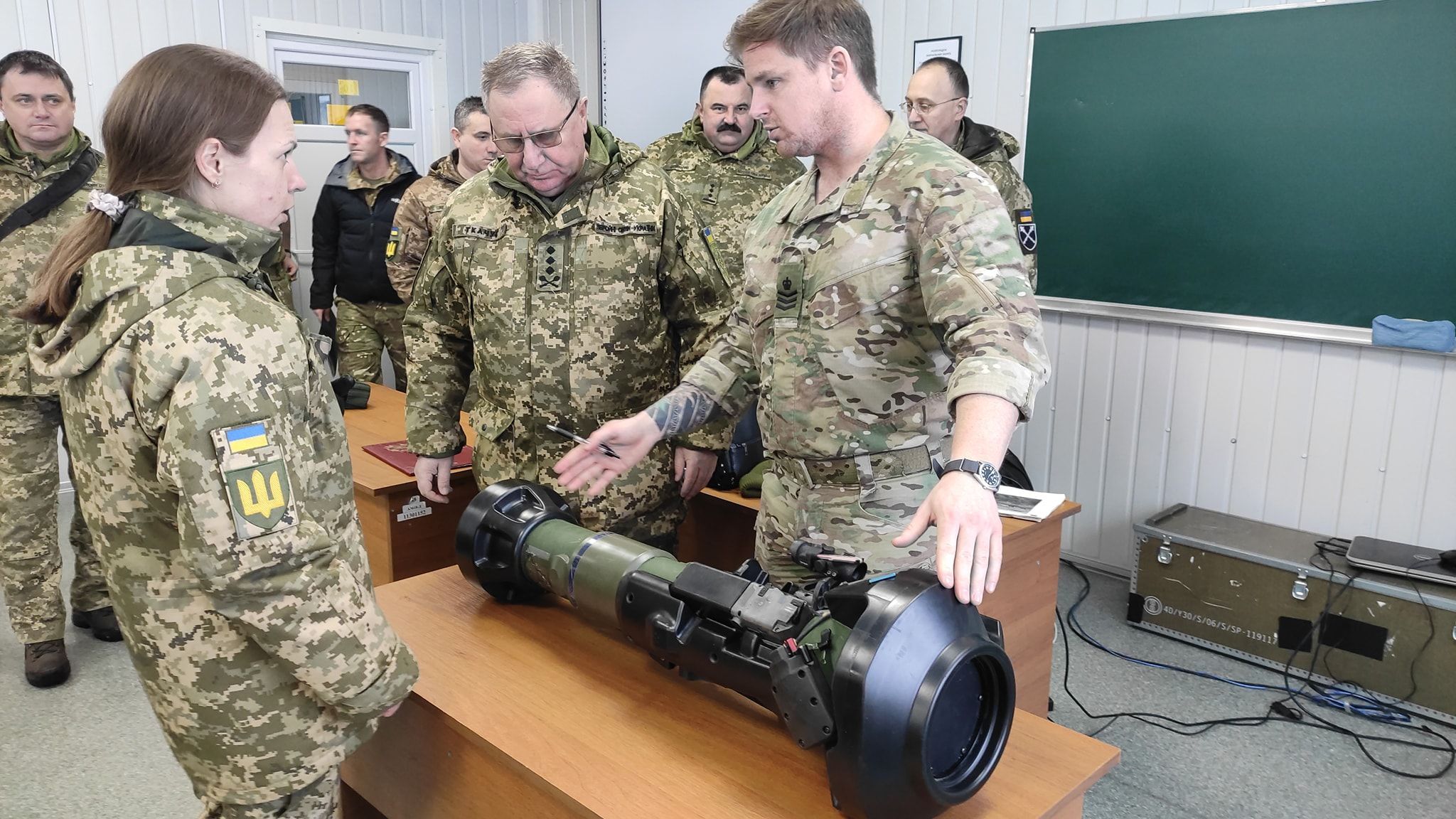 Военные учатся применять британские противотанковые комплексы NLAW на Львовщине: интересные фото