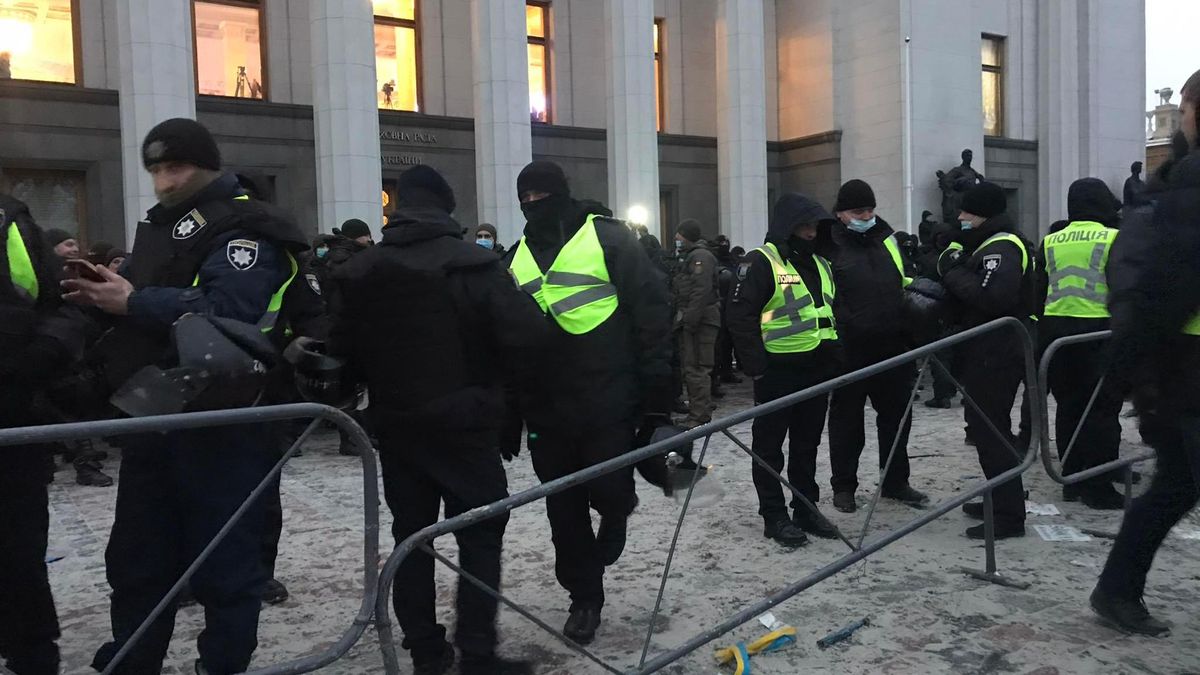Сутички з ФОПами під Радою: є постраждалі, серед них журналісти - Україна новини - 24 Канал