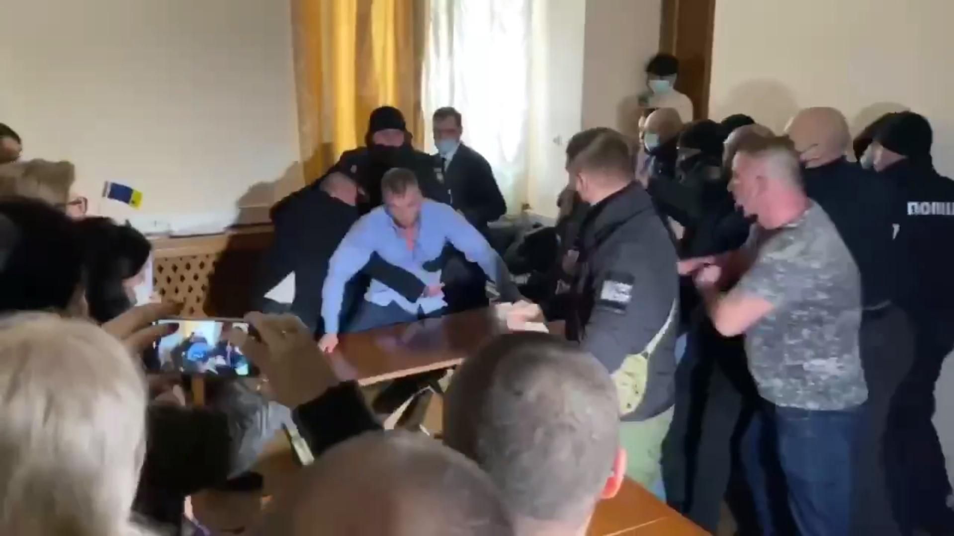 Драку со скандальным "слугой народа" в горсовете Одессы начала расследовать полиция Драку со скандальным "слугой народа" в горсовете Одессы начала расследовать полиция