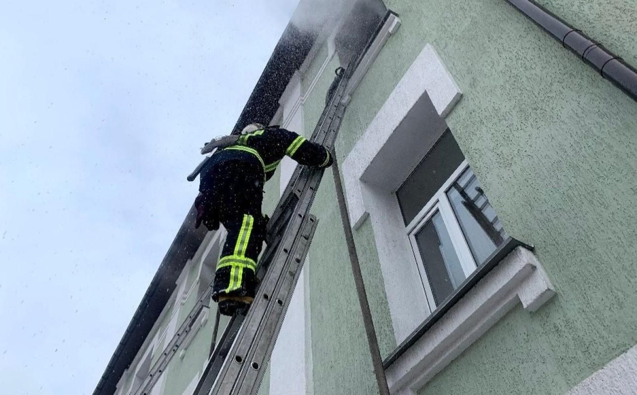 На Вінниччині спалахнула пожежа у шкільній лабораторії: фото з місця події - Новини Вінниця - Освіта На Вінниччині спалахнула пожежа у шкільній лабораторії: фото з місця події - Новини Вінниця - Освіта