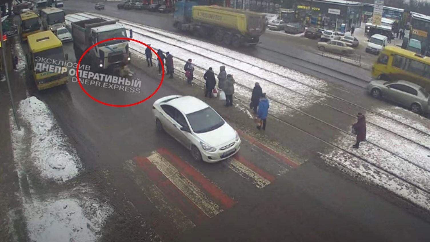 У Дніпрі вантажівка жорстко переїхала жінку: надто поспішала на трамвай - Дніпро