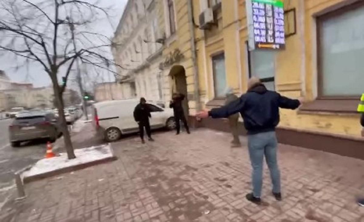 В центре Киева устроили стрельбу под СБУ