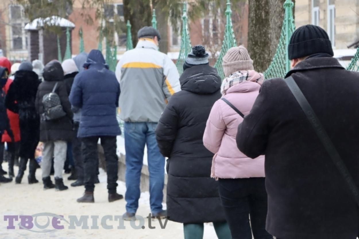 Во Львове образовались длинные очереди из желающих сдать ПЦР-тест: интересные фото Во Львове образовались длинные очереди из желающих сдать ПЦР-тест: интересные фото