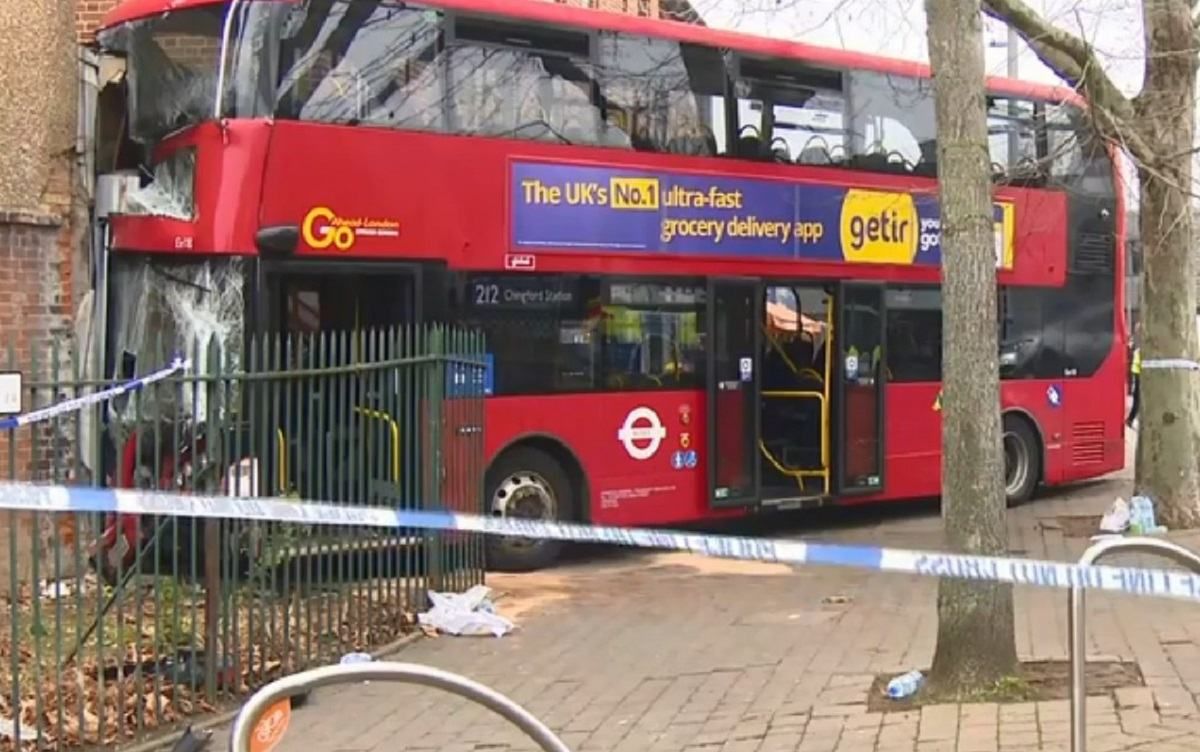 В Лондоне двухэтажный автобус с детьми врезался в дом: почти 20 пострадавших В Лондоне двухэтажный автобус с детьми врезался в дом: почти 20 пострадавших