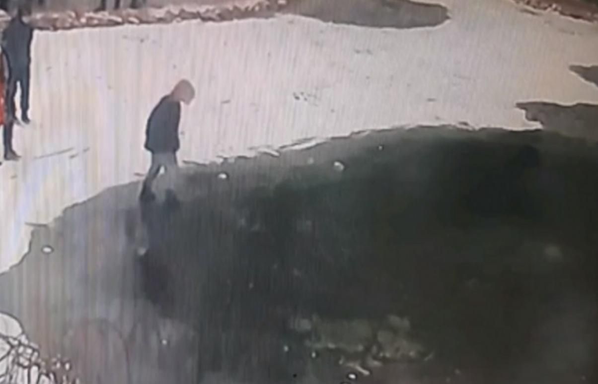 У Мелітополі школярки по черзі виходили на лід та провалювалися: безглузде відео - Україна новини - 24 Канал У Мелітополі школярки по черзі виходили на лід та провалювалися: безглузде відео - Україна новини - 24 Канал