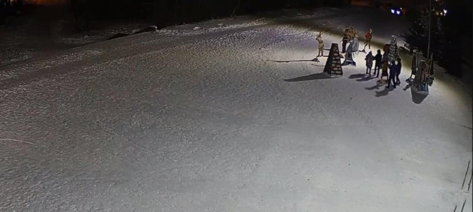 У львівському Парку культури розтрощили артвертеп: обурливе відео - Новини Львів - Львів У львівському Парку культури розтрощили артвертеп: обурливе відео - Новини Львів - Львів