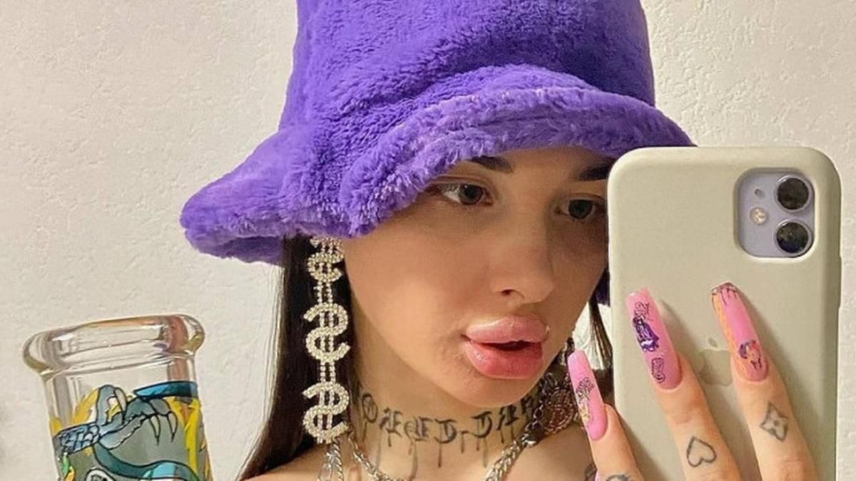 Сбили курьера на моноколесе: полиция взялась за очередную выходку блогерши "Тишины" Сбили курьера на моноколесе: полиция взялась за очередную выходку блогерши "Тишины"