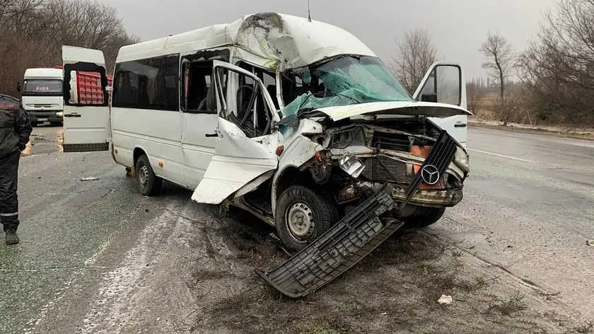 Біля Дніпра мікроавтобус із пасажирами врізався у вантажівку