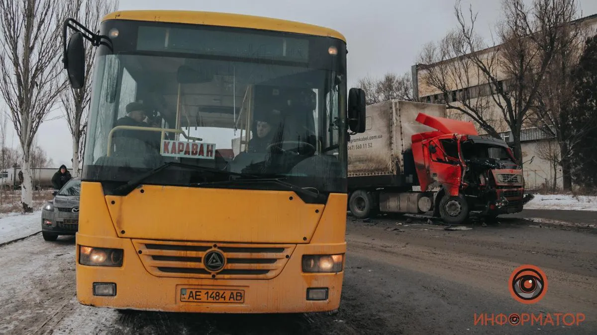 Водій вантажівки врізався у автобус із пасажирами в Дніпрі