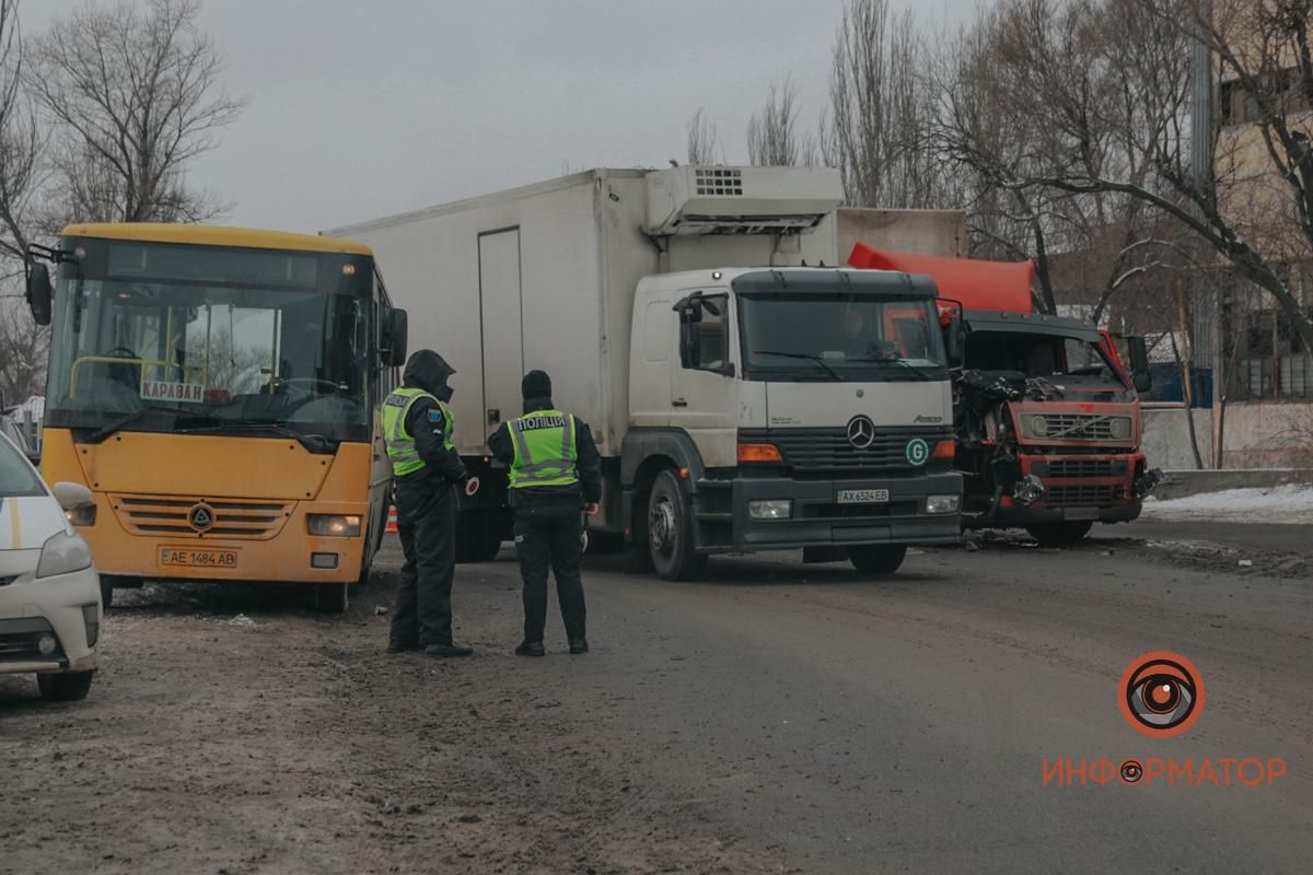 Фура протаранила маршрутку в Днепре: есть пострадавший, – фото с места происшествия