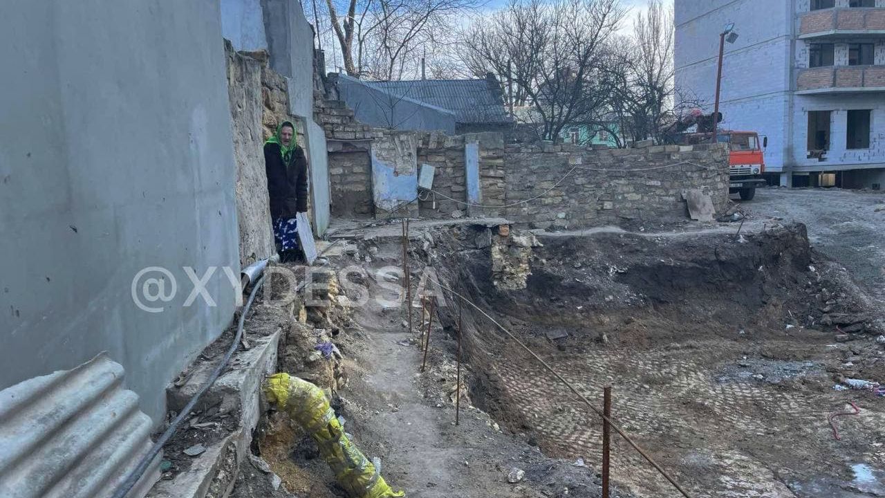 В Одесі забудовник вирив котлован у метрі від дому пенсіонерки: обурливі відео та фото - Одеса