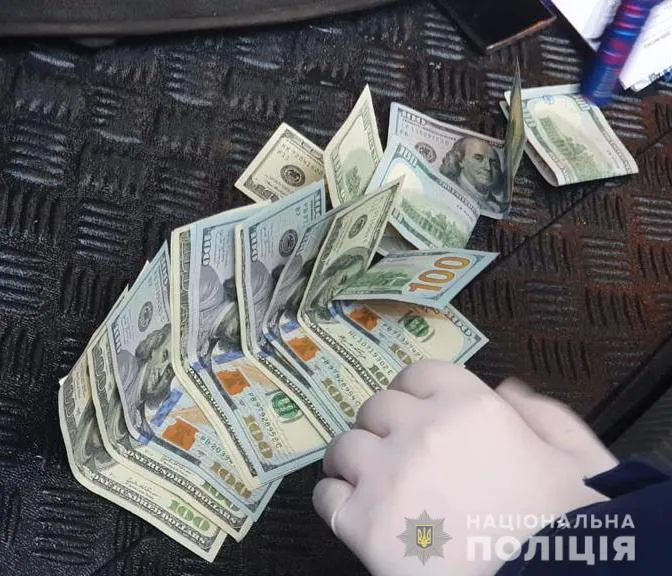 Інспектор Одеської митниці двічі отримав хабаря на очах у правоохоронців