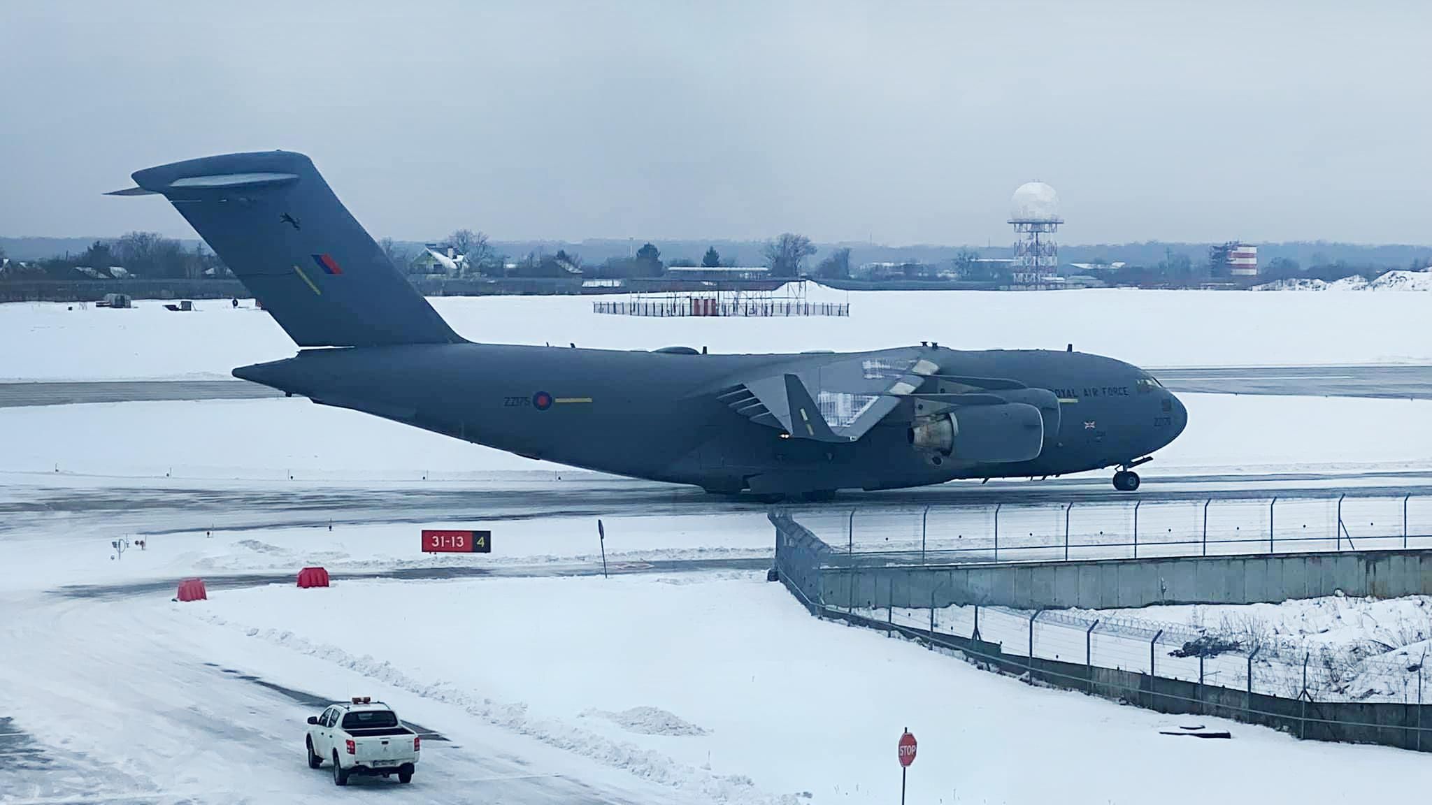 В аеропорту Львова приземлився літак НАТО з Британії: оприлюднили фото - Новини Львова - Львів В аеропорту Львова приземлився літак НАТО з Британії: оприлюднили фото - Новини Львова - Львів