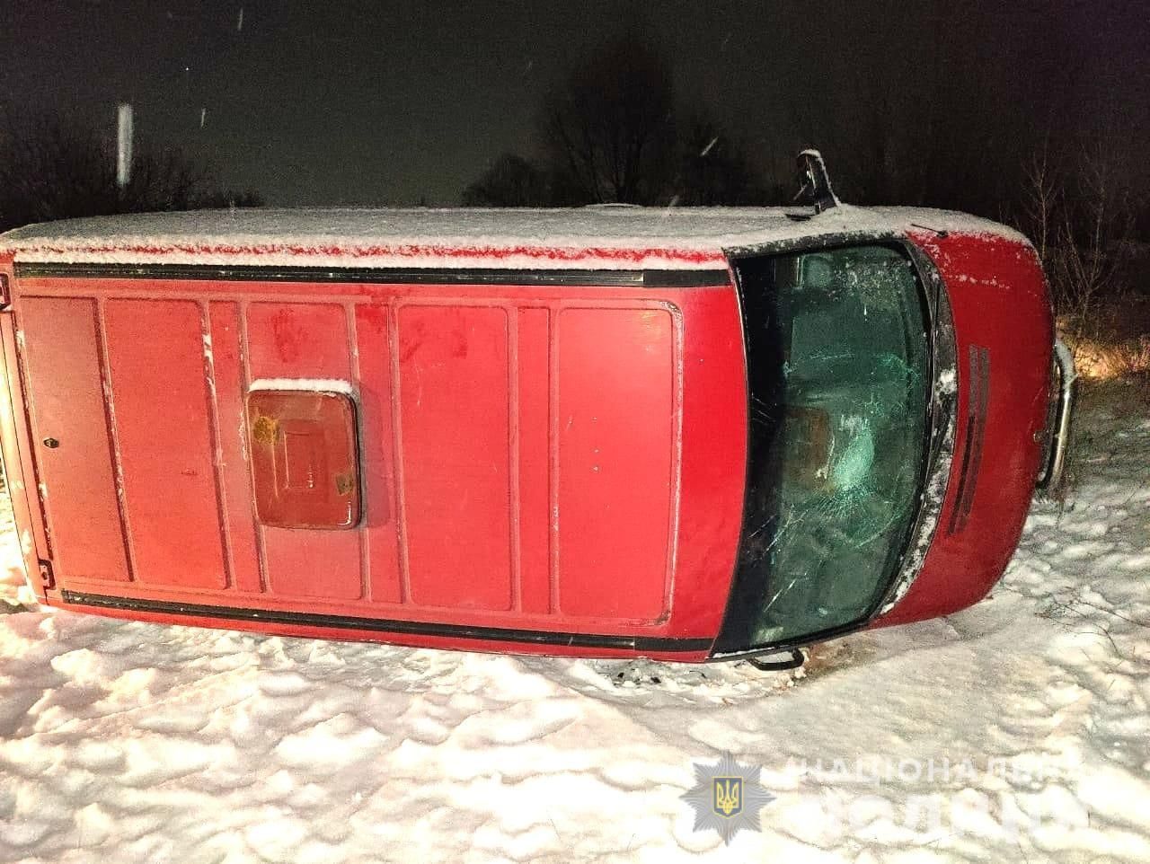 Возле аэропорта "Борисполь" перевернулось авто с людьми, которые любовались самолетами Возле аэропорта "Борисполь" перевернулось авто с людьми, которые любовались самолетами