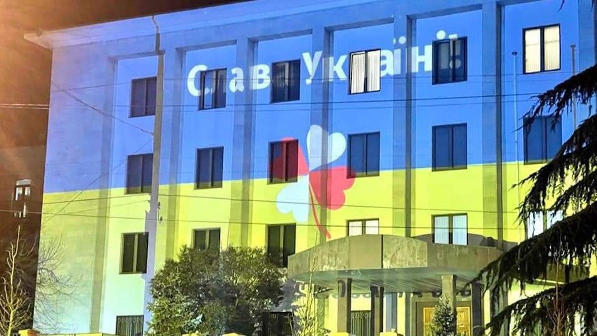 "Слава Україні": будівлю секції Росії у Тбілісі підсвітили у кольори українського прапора - Грузія новини - 24 Канал