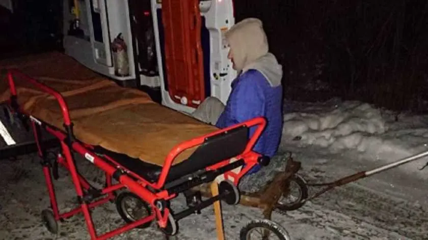 До карети швидкої допомоги лікарі тягнули пацієнта на возі у Харківській області