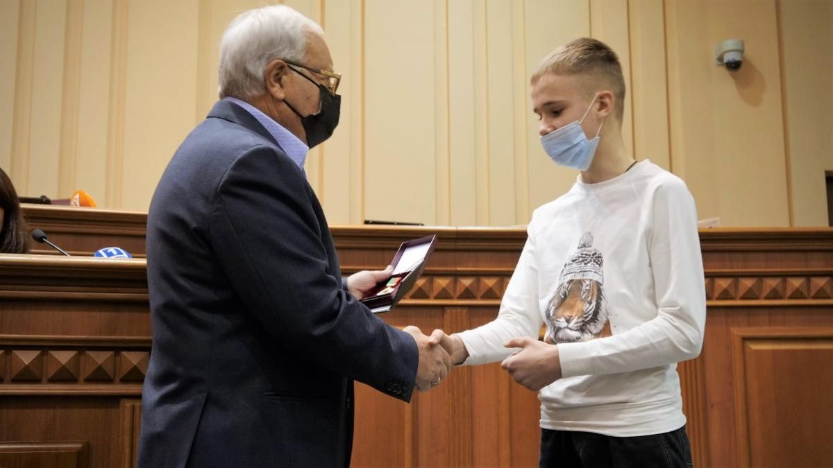 Спас детей: в Кривом Роге наградили 13-летнего подростка-героя Спас детей: в Кривом Роге наградили 13-летнего подростка-героя