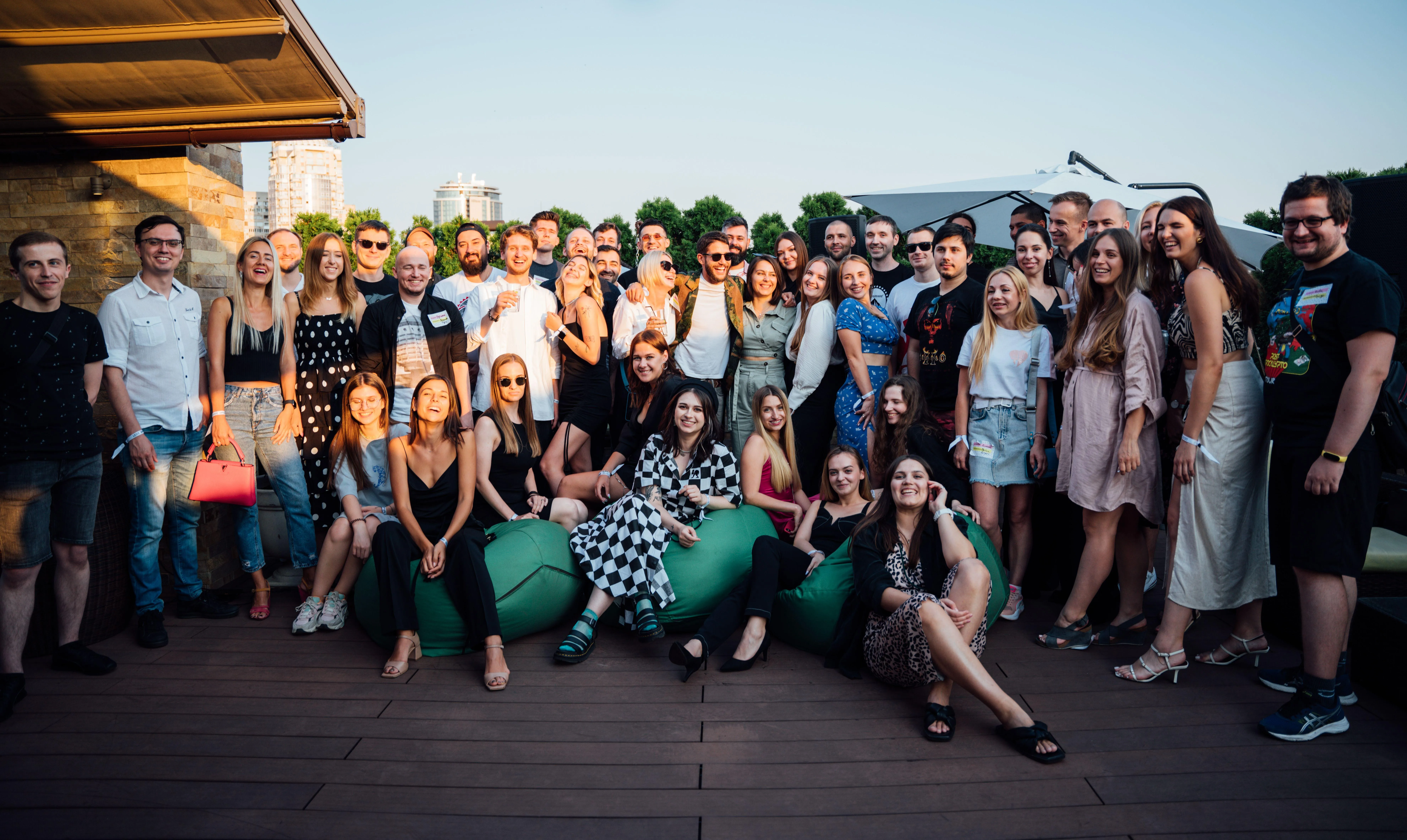 У компанії працює майже сотня людей У компанії працює майже сотня людей