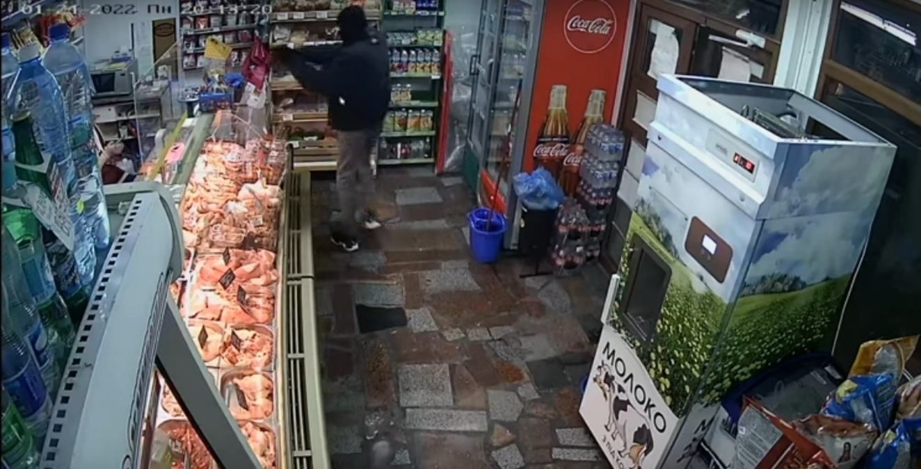 Во Львовской области вооруженный мужчина напал на магазин: жуткое видео ограбления
