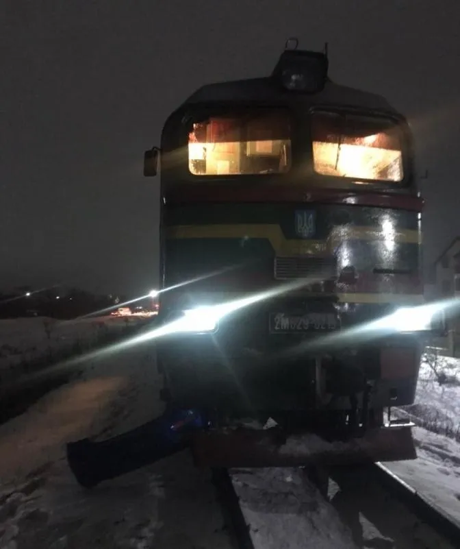 Намагався проскочити переїзд: на Львівщині легковик влетів під потяг Намагався проскочити переїзд: на Львівщині легковик влетів під потяг