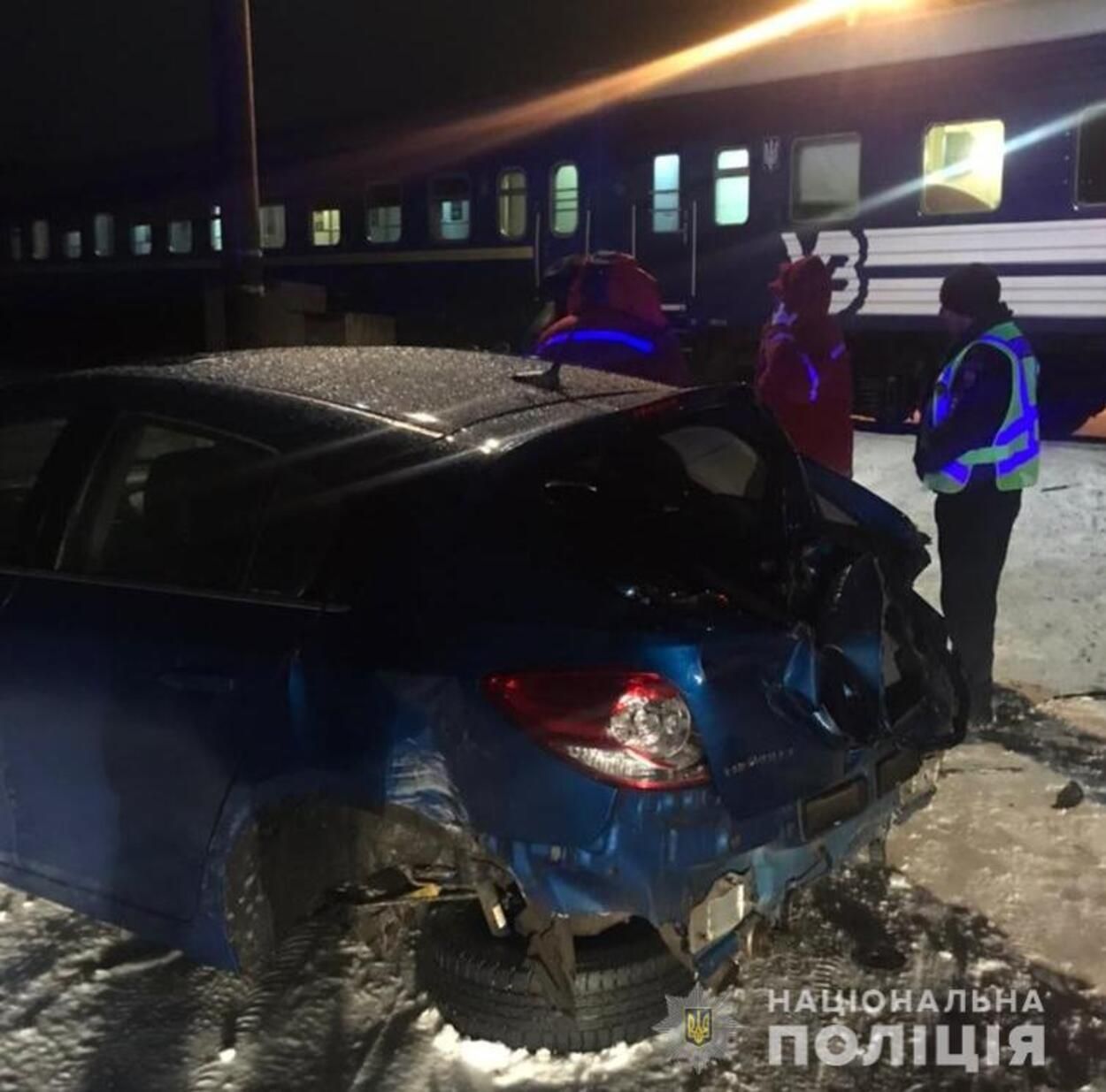 Пытался проскочить переезд: на Львовщине легковушка влетела под поезд Пытался проскочить переезд: на Львовщине легковушка влетела под поезд