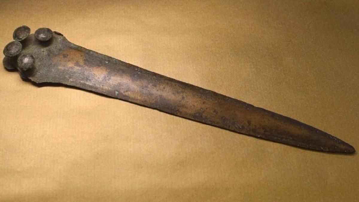 Вот так отдых: местные жители обнаружили в Словакии бронзовый кинжал возрастом более 3200 лет Вот так отдых: местные жители обнаружили в Словакии бронзовый кинжал возрастом более 3200 лет
