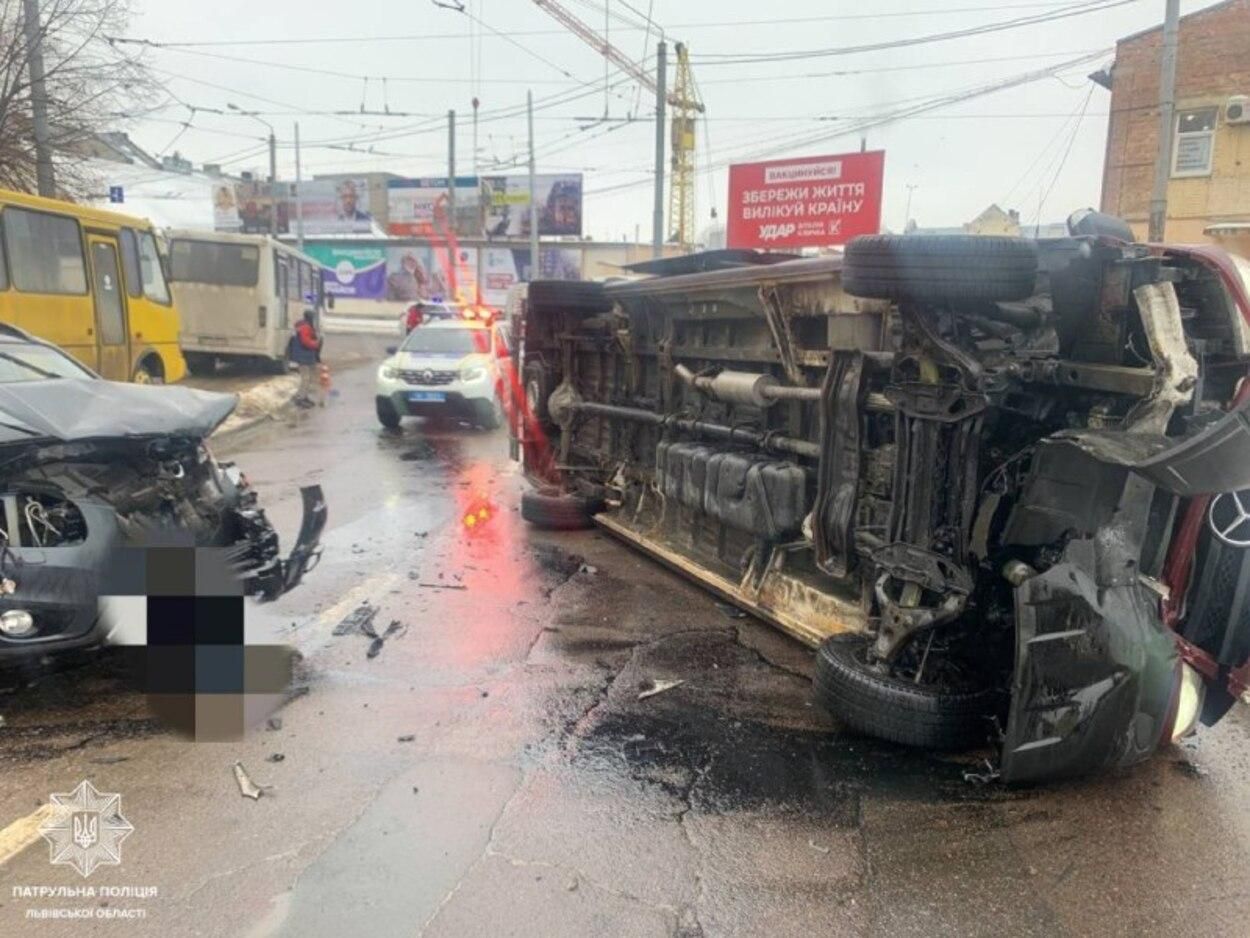 От удара бус перевернулся на бок: полицейские попали в масштабное ДТП во Львове От удара бус перевернулся на бок: полицейские попали в масштабное ДТП во Львове
