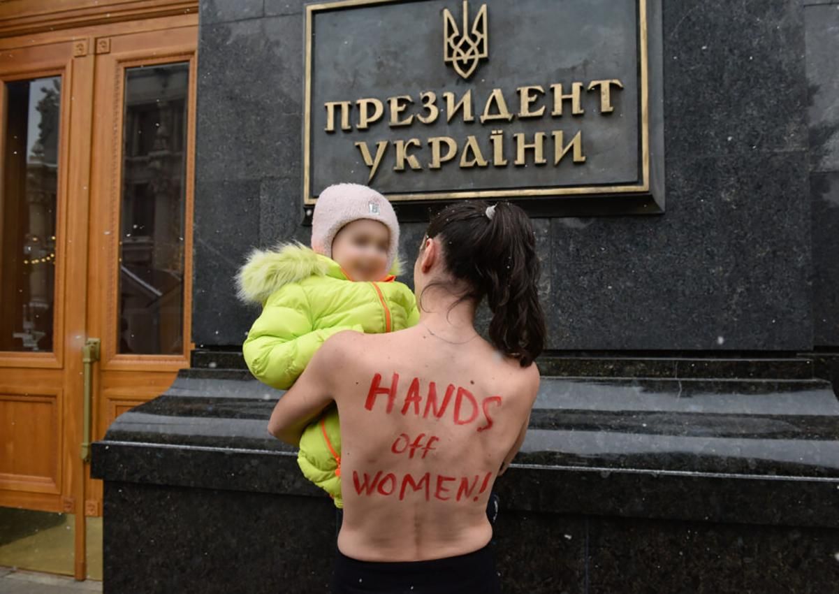 Активистка Femen с ребенком обнажилась перед Офисом Президента: фото с места пикета Активистка Femen с ребенком обнажилась перед Офисом Президента: фото с места пикета