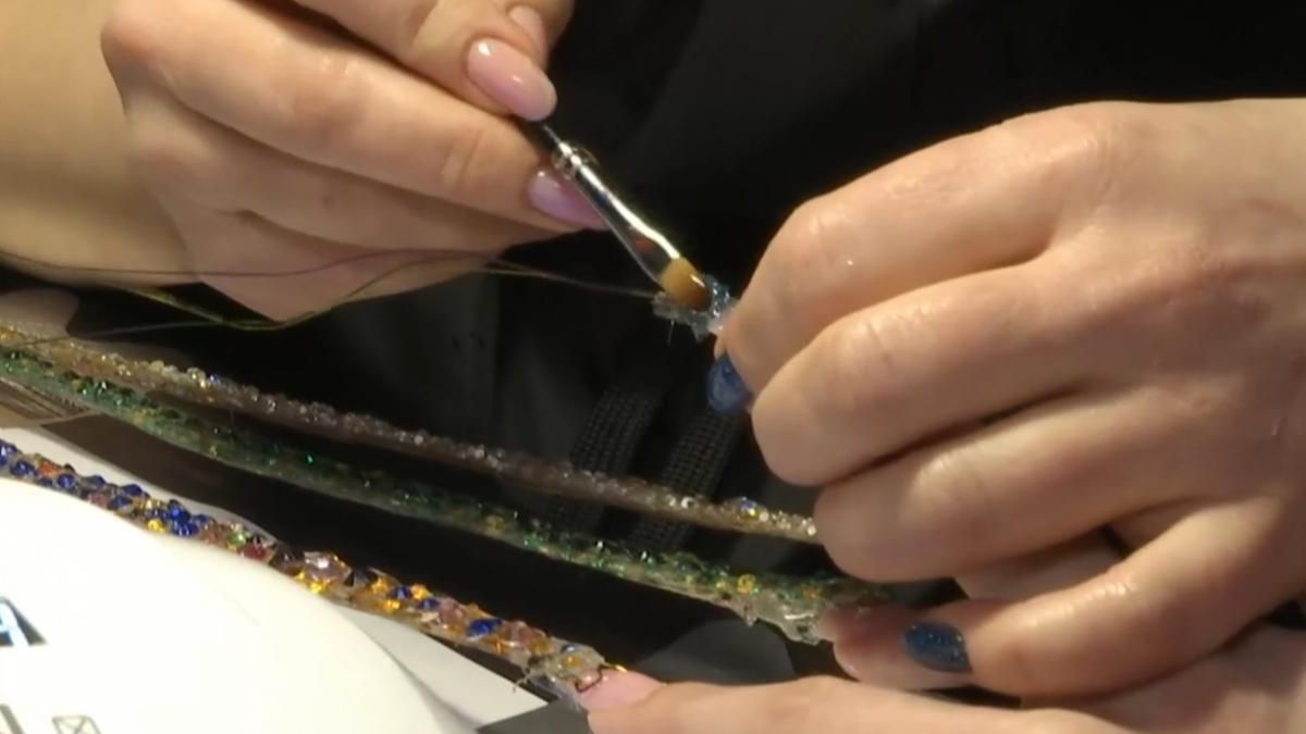 Мастер по маникюру в Киевской области нарастила клиентке почти 10 метров накладных ногтей Мастер по маникюру в Киевской области нарастила клиентке почти 10 метров накладных ногтей