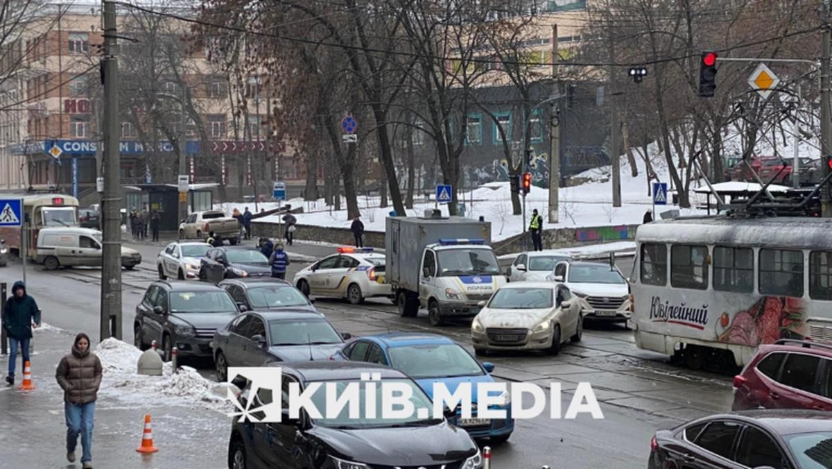 На Подоле в Киеве легковушка влетела в автозак и надолго остановила движение трамваев