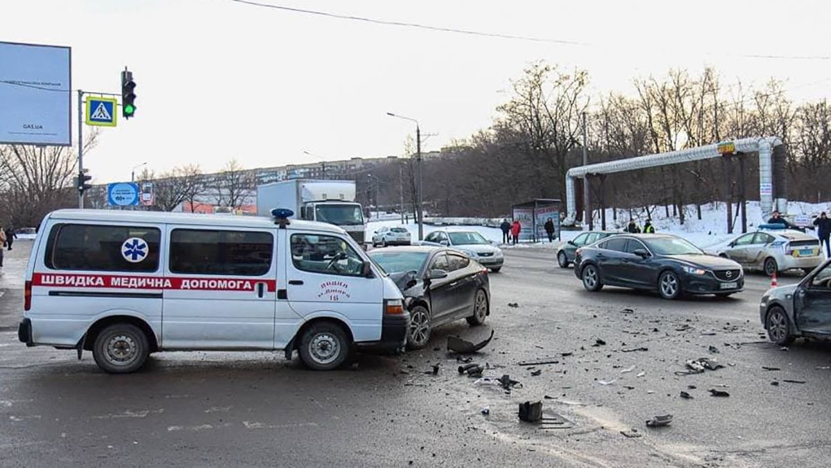 В Днепре легковушка протаранила скорую: растрощила часть авто