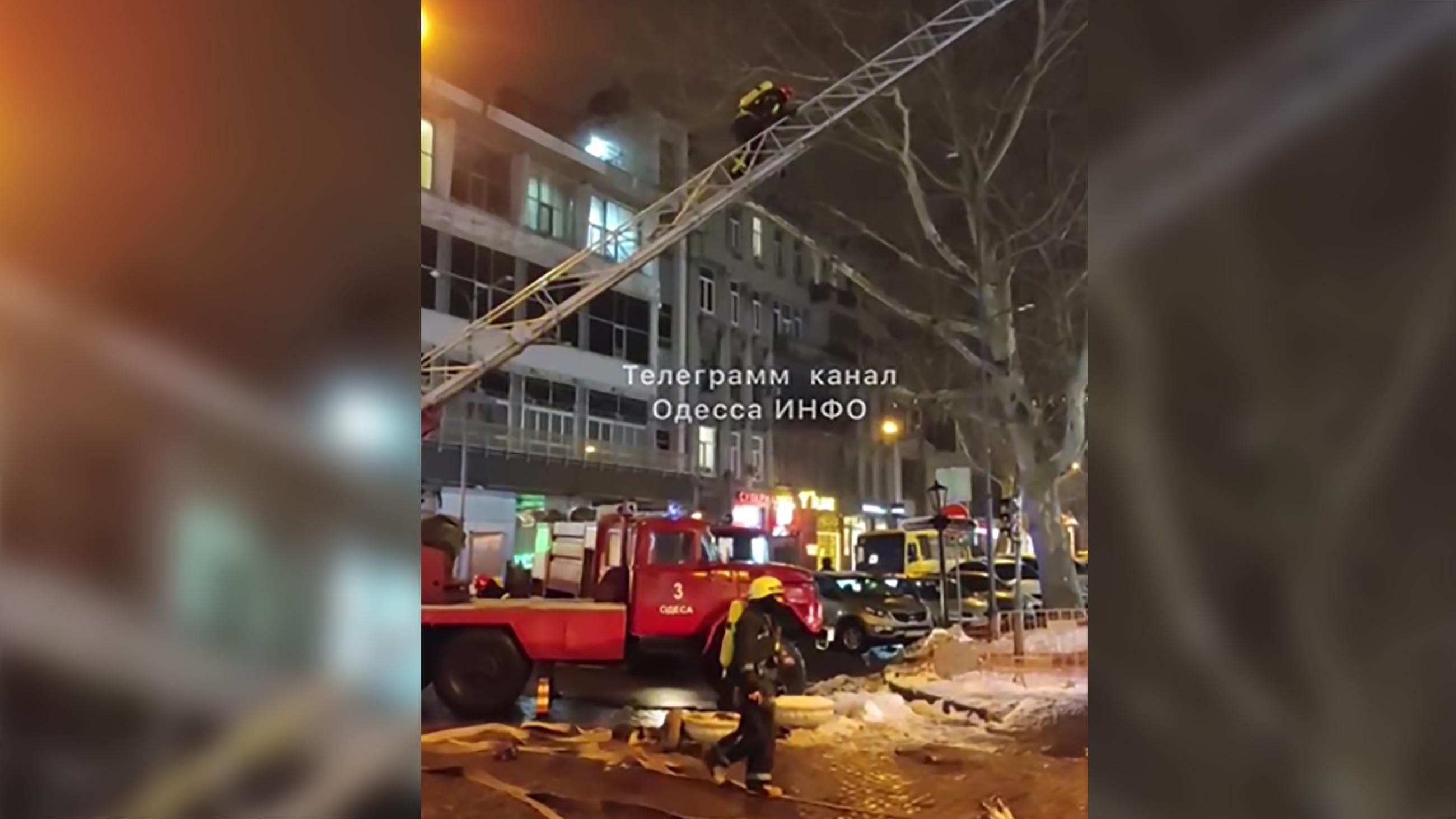 Спалахнула пожежа в пам'ятці архітектури в центрі Одеси: відео з місця події - Одеса